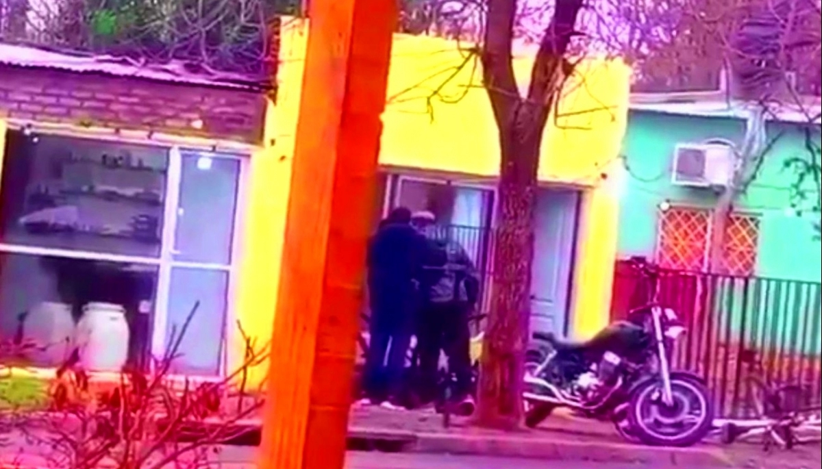 Grabó como le pegaban a un hombre y en la noche se le prendió fuego la casa