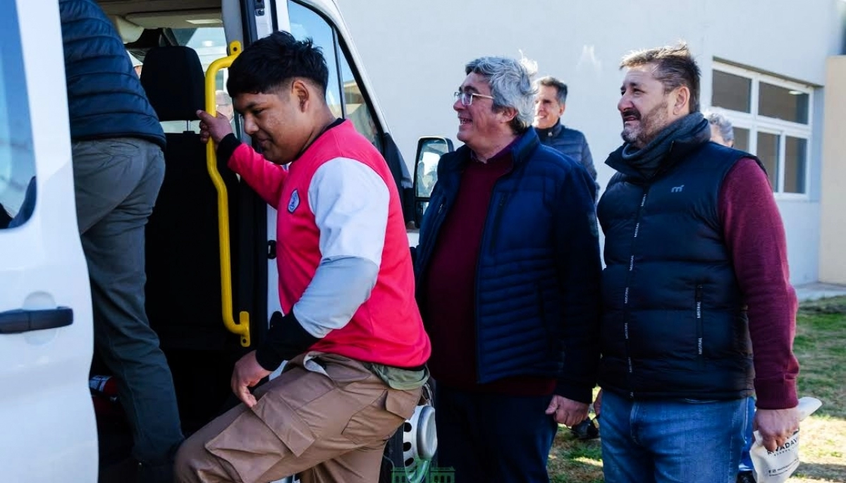 Juanci Martínez entregó una combi 0km para la Escuela Agraria en Rivadavia