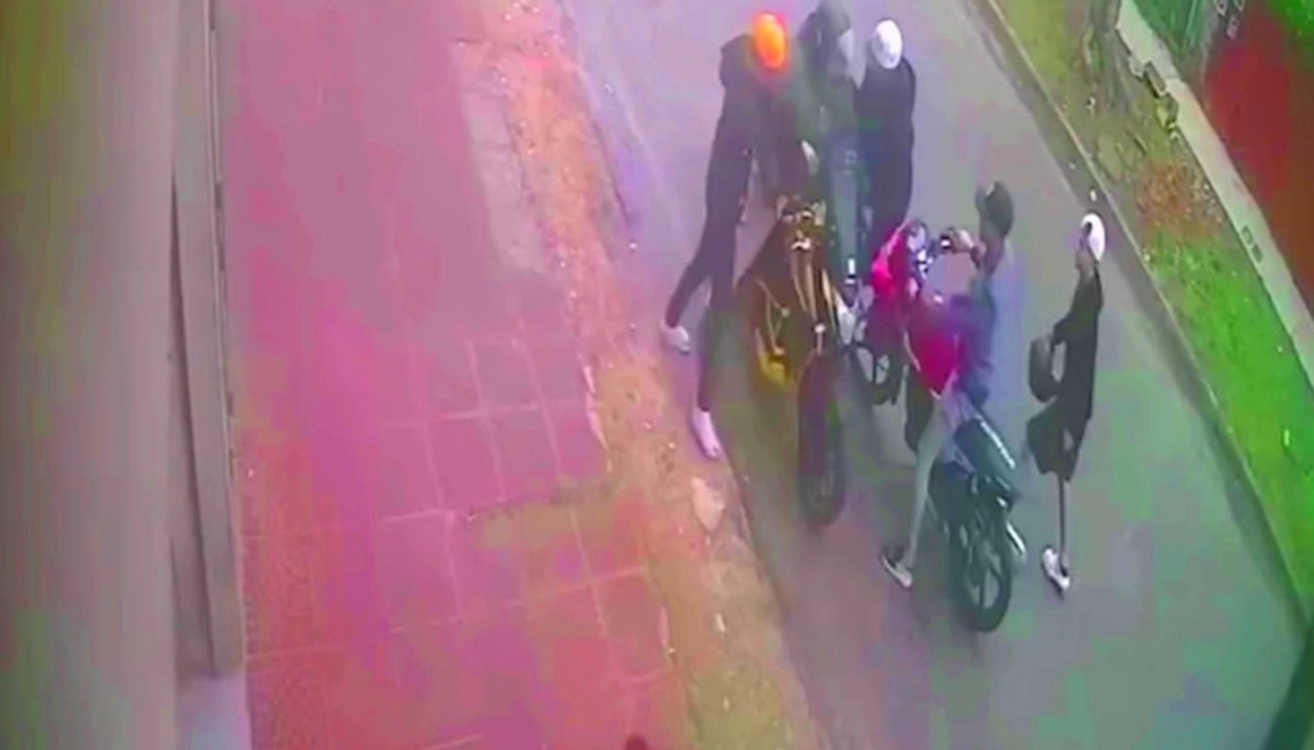 Robo piraña: cinco jóvenes atacaron a un moto remisero que acabó tirado en el pavimento