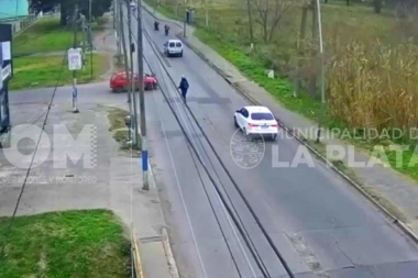 Motoquero hizo "un salto mortal" tras chocar con un auto en La Plata