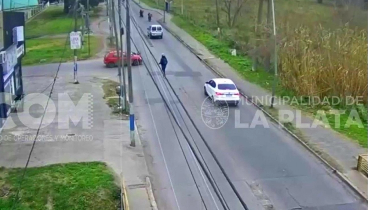 Motoquero hizo "un salto mortal" tras chocar con un auto en La Plata