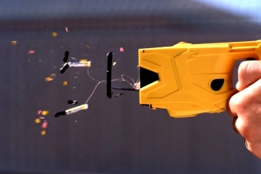 El massismo impulsa un proyecto para uso de pistolas Taser en la Policía Bonaerense