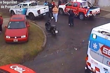 Motoqueros fueron auxiliados tras un violento choque con un automóvil