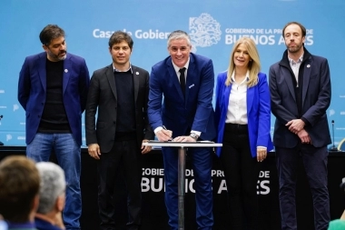 Diz estuvo presente en la firma por el desembolso del Fondo Municipal de Kicillof
