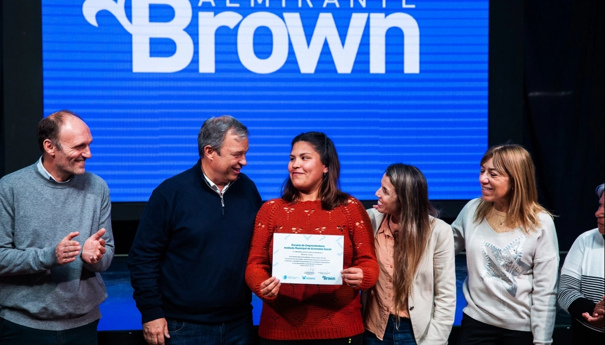 Capacitación en la escuela “Incuba Brown”: Cascallares entregó diplomas a emprendedores locales