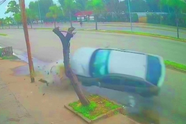 Chocó, volcó y el motor salió despedido del vehículo siniestrado