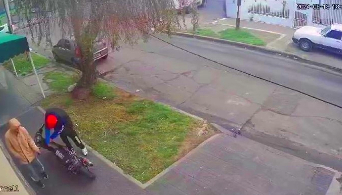 Increíble robo de moto: en 12 segundos y sólo dos maniobras, se llevaron el rodado estacionado