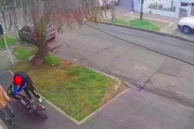 Increíble robo de moto: en 12 segundos y sólo dos maniobras, se llevaron el rodado estacionado