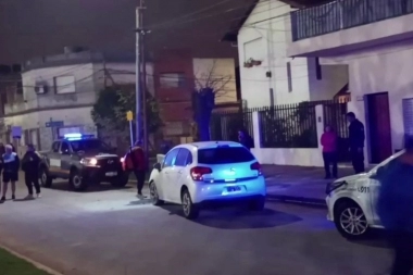 Sangre y fuego en Tres de Febrero: hombre baleado y un auto robado fue chocado e incendiado