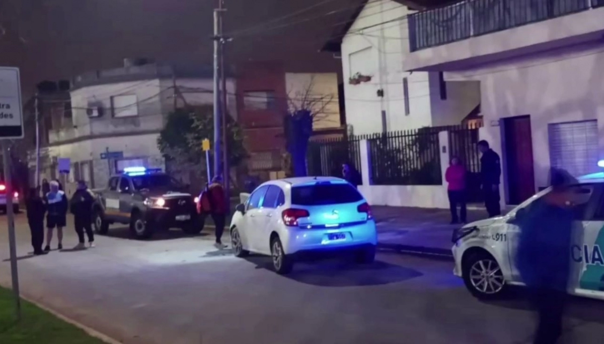 Sangre y fuego en Tres de Febrero: hombre baleado y un auto robado fue chocado e incendiado