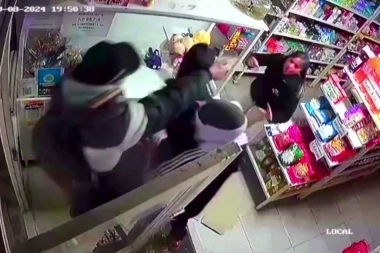 Con manotazos y empujones, una mujer echó del almacén a una banda de ladrones armados