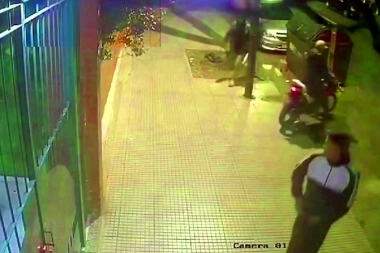 En transitada calle de la Ciudad y a cara descubierta, cortaron la linga y se llevaron la moto
