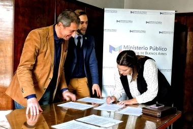 Adolfo Gonzáles Chaves firmó un convenio con el Ministerio Público Fiscal bonaerense