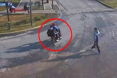 Vecina alertó sobre dos merodeadores encapuchados y los detuvieron con una moto robada