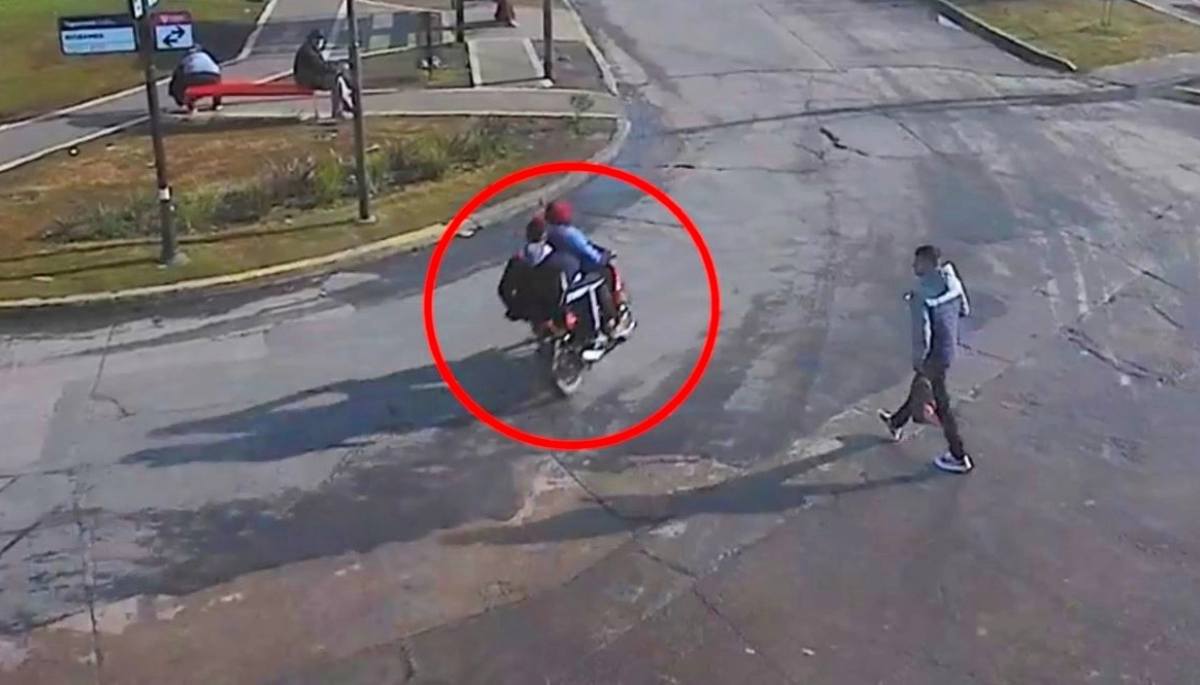 Vecina alertó sobre dos merodeadores encapuchados y los detuvieron con una moto robada