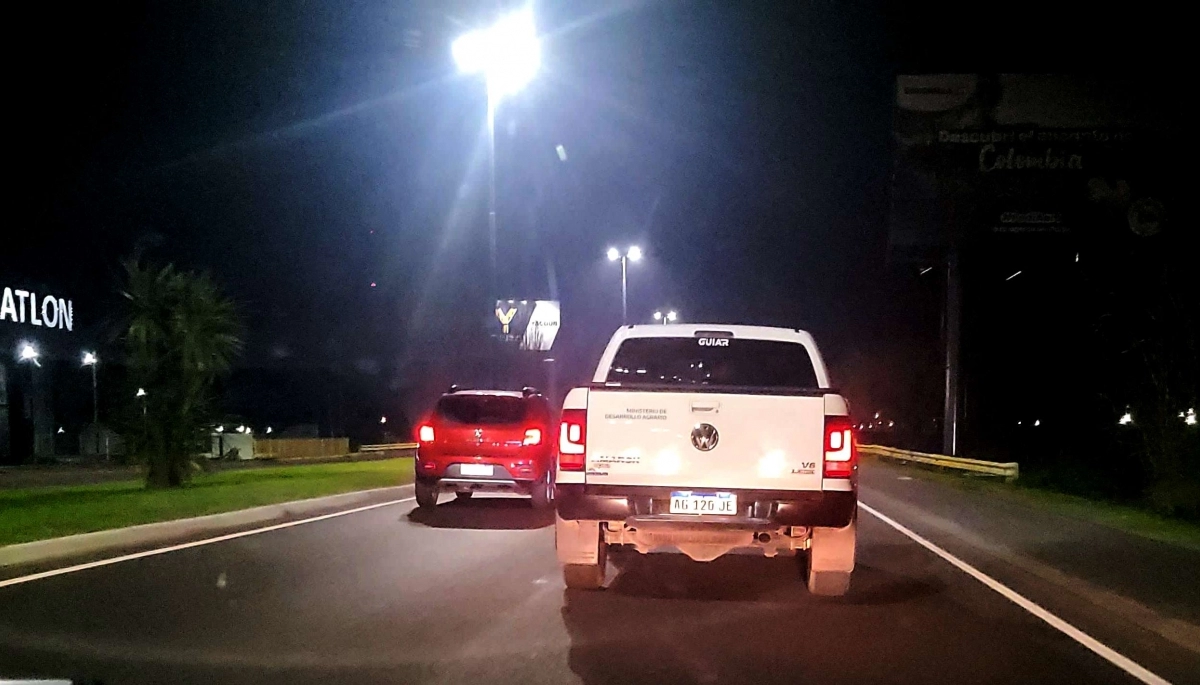 Una camioneta del Ministerio de Desarrollo Agrario corriendo picadas y con maniobras peligrosas en una ruta de La Plata