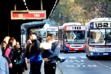Para ministro de Kicillof,  la suba a colectivos allana el camino a la “quita” de subsidios que busca Milei
