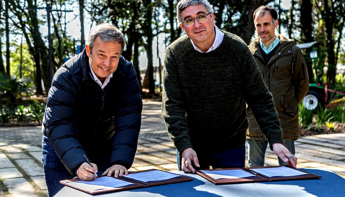 Junto a la Provincia, Cascallares entregó plantas nativas, habilitaciones y financiamiento a emprendedores