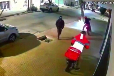 Inseguridad en La Plata: motochorros atacaron a un delivery cuando entregó un pedido