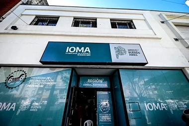 Kicillof tira un salvavidas a los alcaldes con la suba a los fondos de IOMA para hospitales municipales