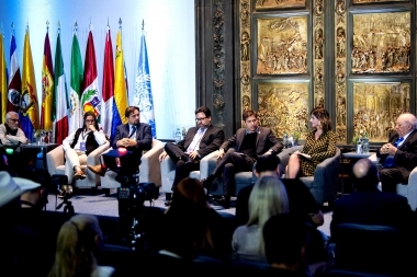 Kicillof avanza en su agenda internacional: trazó acuerdos con el intendente de Montevideo