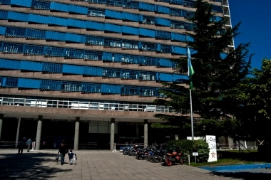 Terror y susto en el Ministerio de Infraestructura bonaerense: cayó un ascensor con personas dentro