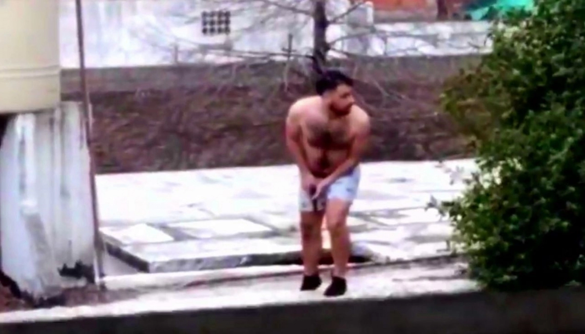 En calzoncillos y medias, subió a la terraza y disparó a un ladrón que se dio a la fuga