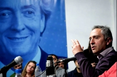 Larroque y dos paradas en el interior del país para llevar el mensaje: “Axel presidente”