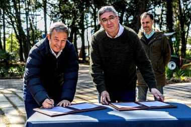 Junto a la Provincia, Cascallares entregó plantas nativas, habilitaciones y financiamiento a emprendedores