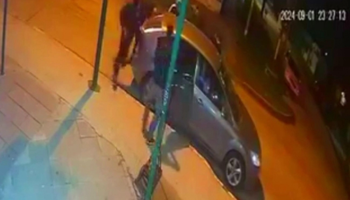 En segundos y con la modalidad piraña, le robaron el auto