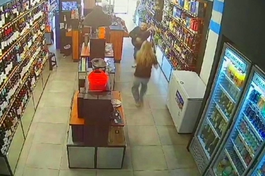 Conmoción en la Ciudad por un violento que atacó a una mujer en una vinoteca de Núñez