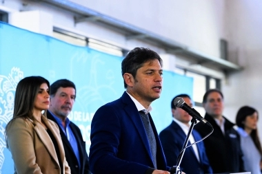 En una escuela de Varela, Kicillof criticó los “ataques permanentes” de Milei a la educación