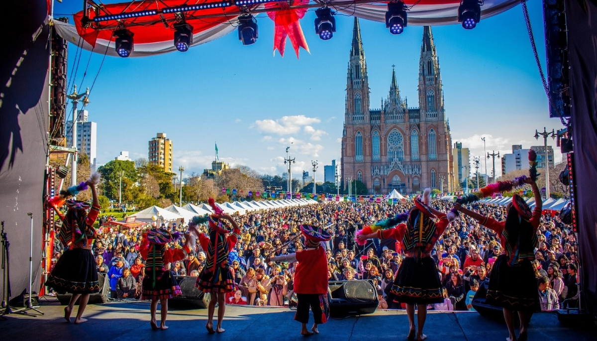 Cargado de música, danzas y gastronomía, llega una nueva edición de “Perú Vive” en La Plata