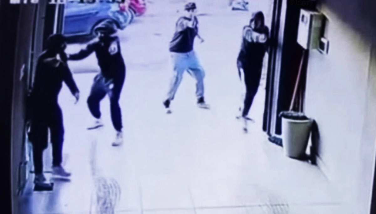 En dos autos, un matrimonio escapó de una banda de jóvenes fuertemente armados