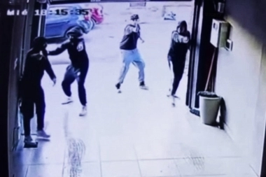 En dos autos, un matrimonio escapó de una banda de jóvenes fuertemente armados