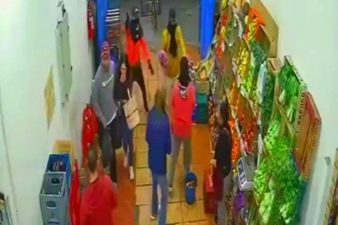 Inseguridad en Lanús: armados y con las caras cubiertas, asaltaron un supermercado