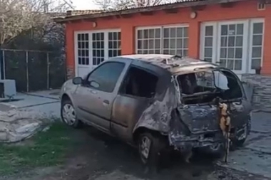 Buscan a un pirómano que destruyó el auto de una mujer policía