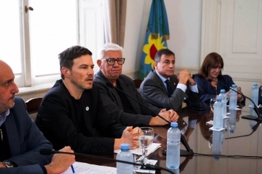 Costa llevó el nuevo RIGI bonaerense a la Legislatura: “Esperemos que pueda salir en breve”