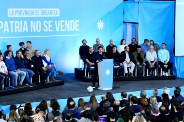 Con mensaje al peronismo, Kicillof tuvo su plenario en Mar Chiquita y avanza su armado político