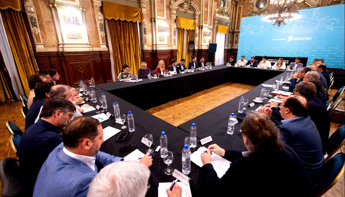 Kicillof recibió al Foro de Intendentes Radicales y prometió trabajar “en conjunto” por la obra pública