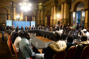 La Municipalidad de La Plata acordó con vendedores ambulantes senegaleses y dejan la vía pública