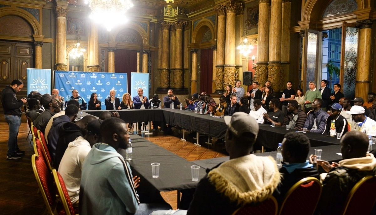 La Municipalidad de La Plata acordó con vendedores ambulantes senegaleses y dejan la vía pública