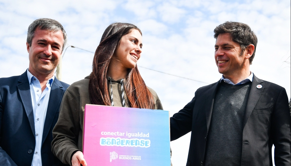 Kicillof entregó viviendas y notebooks en Lobería: “Se trata de garantizar igualdad de oportunidades”