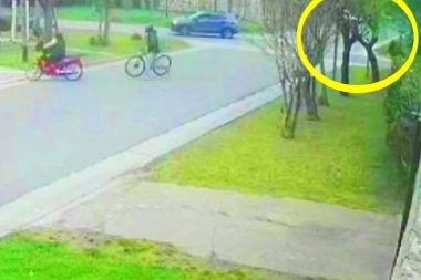 Motochorros asaltaron a una ciclista y un automovilista los intentó atropellar