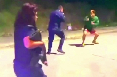 Mano a mano: en horas de trabajo, efectivo policial se agarró a trompadas con un joven