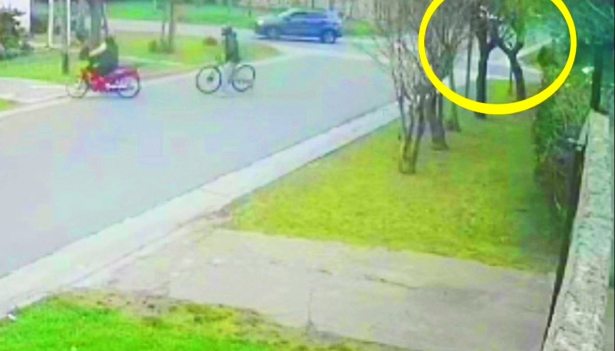 Motochorros asaltaron a una ciclista y un automovilista los intentó atropellar
