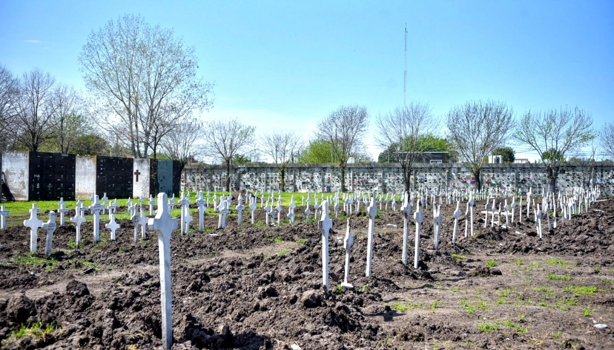 En La Plata inhumaron más de 300 ataúdes abandonados en el cementerio local