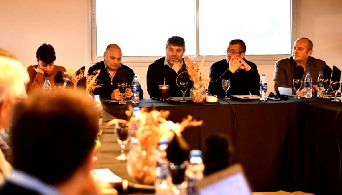 En defensa de la autonomía municipal, intendentes radicales criticaron el “avasallamiento” de Caputo