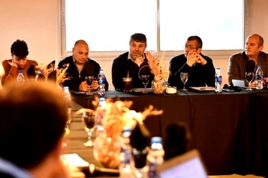 En defensa de la autonomía municipal, intendentes radicales criticaron el “avasallamiento” de Caputo