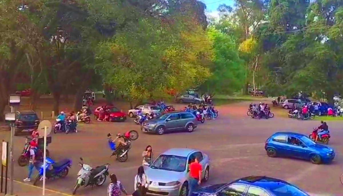 La Plata, ciudad tomada: bandas de motoqueros se burlan de la Policía local frente al despacho de Alak